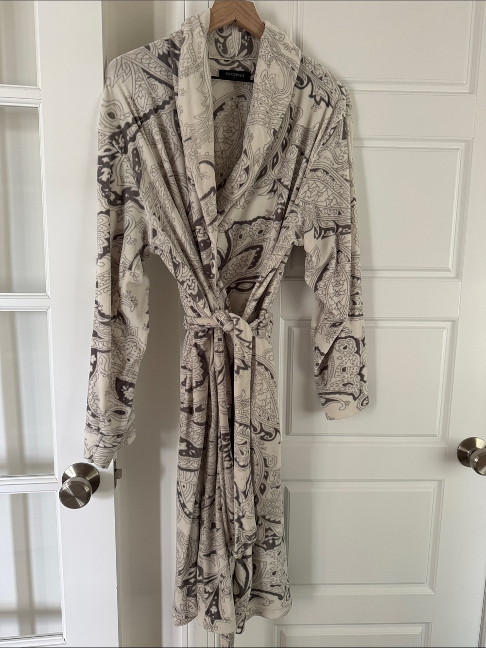 Ellen Tracy Cream and Gray Paisley Robe with Tie